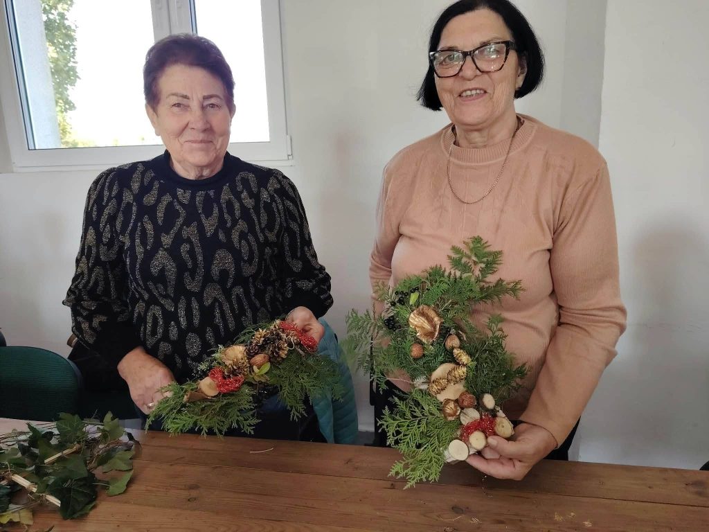 Jesienne stroiki z darów natury w Klubie Seniora – zdjęcie 2 z 7