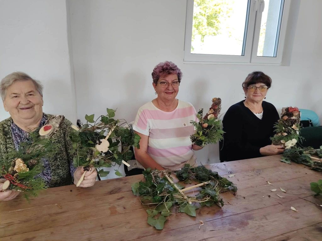 Jesienne stroiki z darów natury w Klubie Seniora – zdjęcie 3 z 7