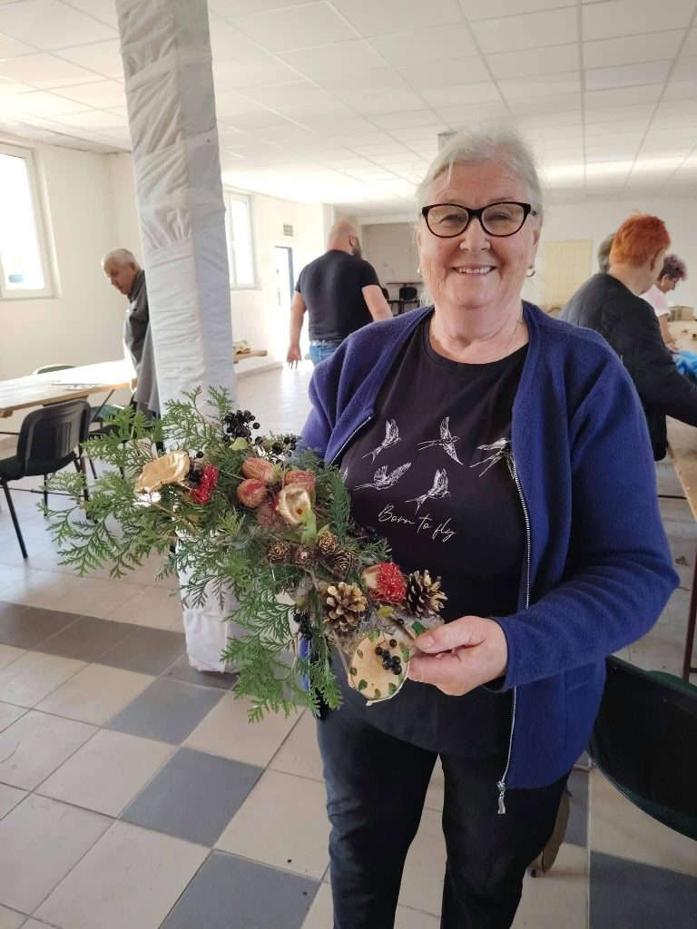 Jesienne stroiki z darów natury w Klubie Seniora – zdjęcie 4 z 7