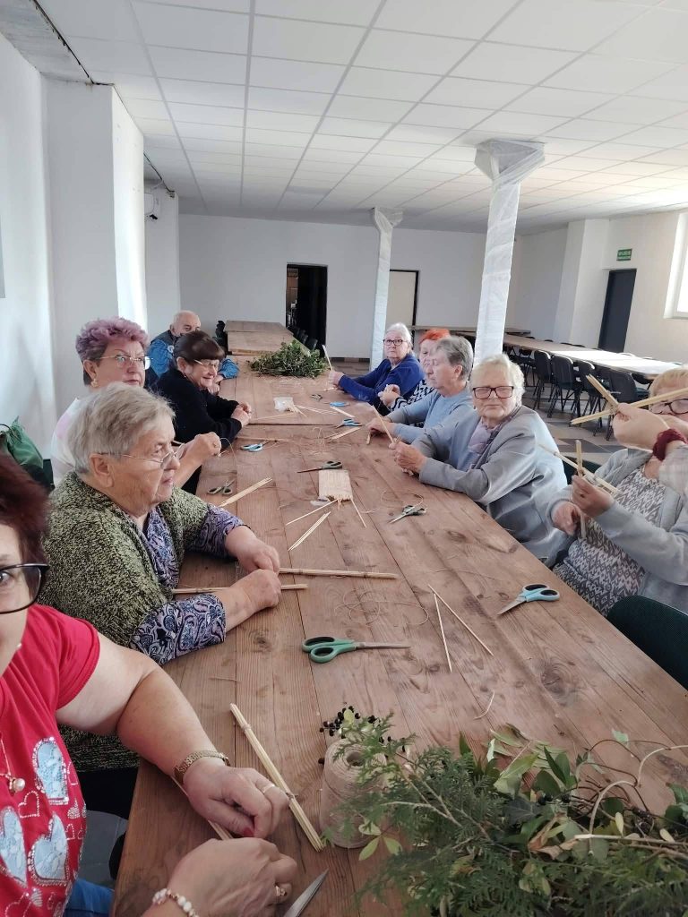 Jesienne stroiki z darów natury w Klubie Seniora – zdjęcie 5 z 7