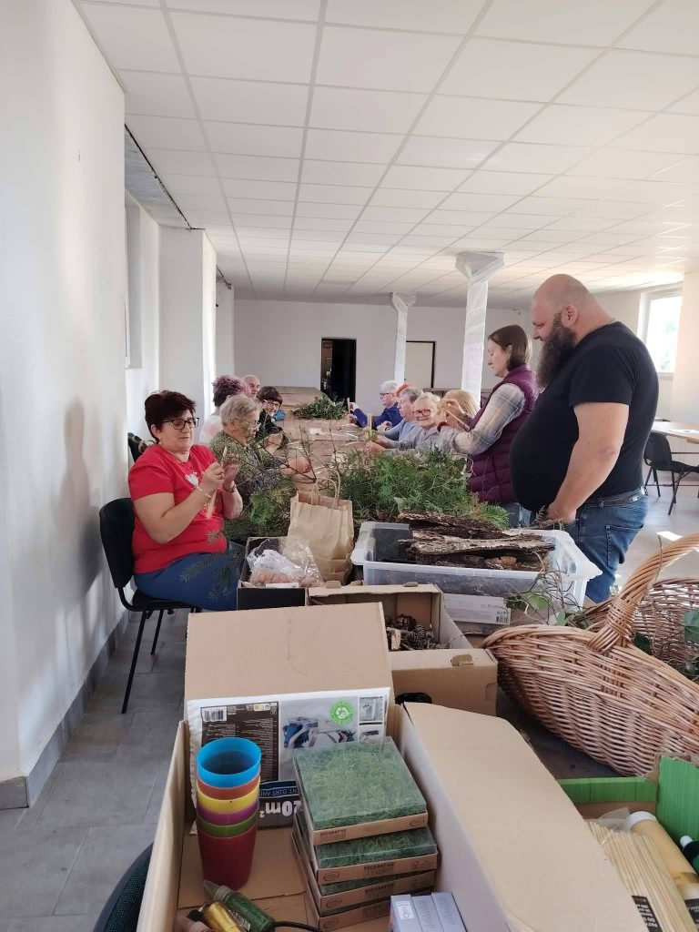 Jesienne stroiki z darów natury w Klubie Seniora – zdjęcie 7 z 7