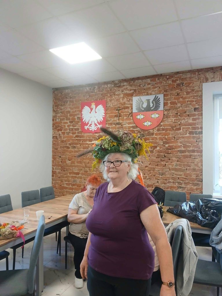 Jesienne wianki w Klubie Seniora – zdjęcie 4 z 9