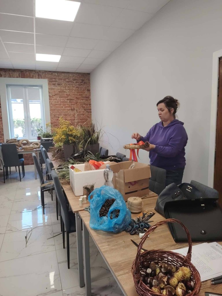 Jesienne wianki w Klubie Seniora – zdjęcie 5 z 9