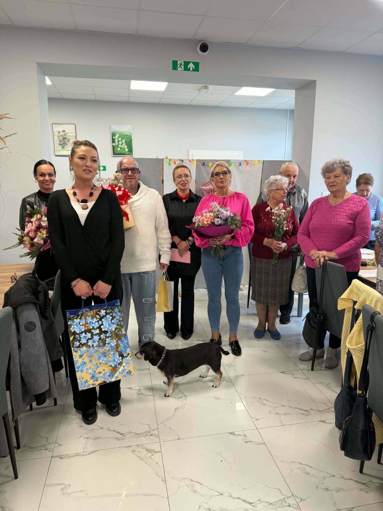 Urodziny Klubowiczki w Klubie Seniora – zdjęcie 4 z 6